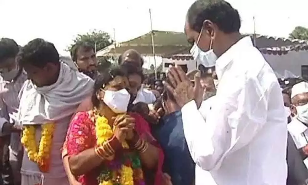 Chief Minister K Chandrashekar Rao consoling Lakshmi, the wife of late MLA Nomula Narsimhaiah, during the MLA’s last rites in Palem on Thursday