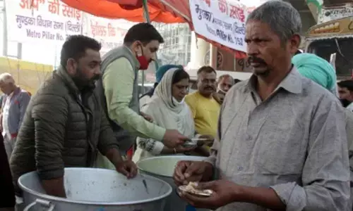 Punjab Police SI serves food to farmers on Singhu border