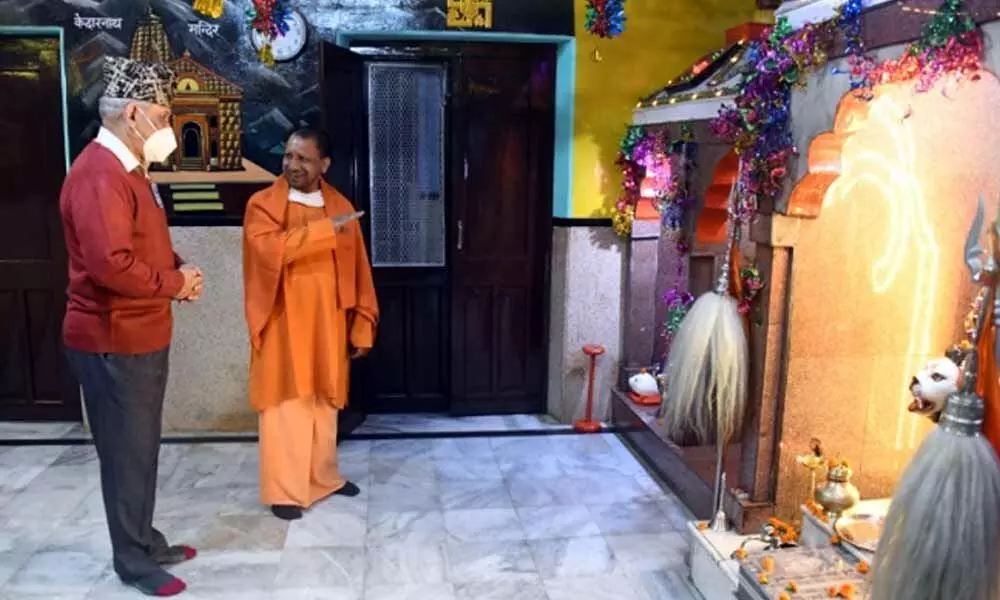CDS Bipin Rawat offers prayers at Gorakhnath temple