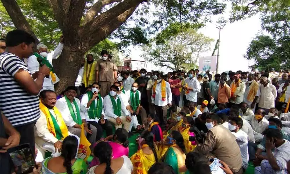 TDP national general secretary Nara Lokesh interacting with farmers at Appikatla in Prakasam district on Saturday