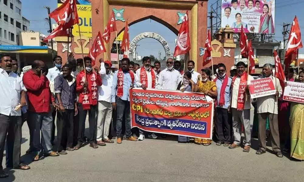 CPI leaders staging dharna at Kaman chowrasta in Karimnagar district on Saturday