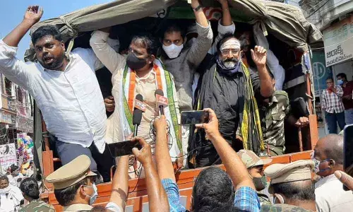 APCC president Dr Sake Sailajanath and other Congress leaders being arrested by the police at Mangalagiri on Saturday