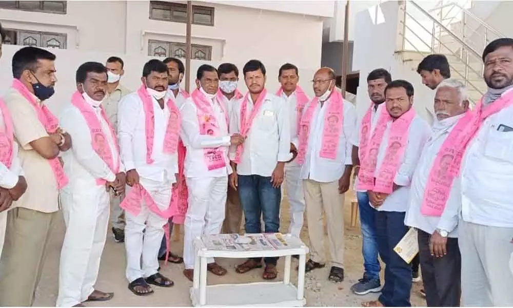 Congress leaders join TRS