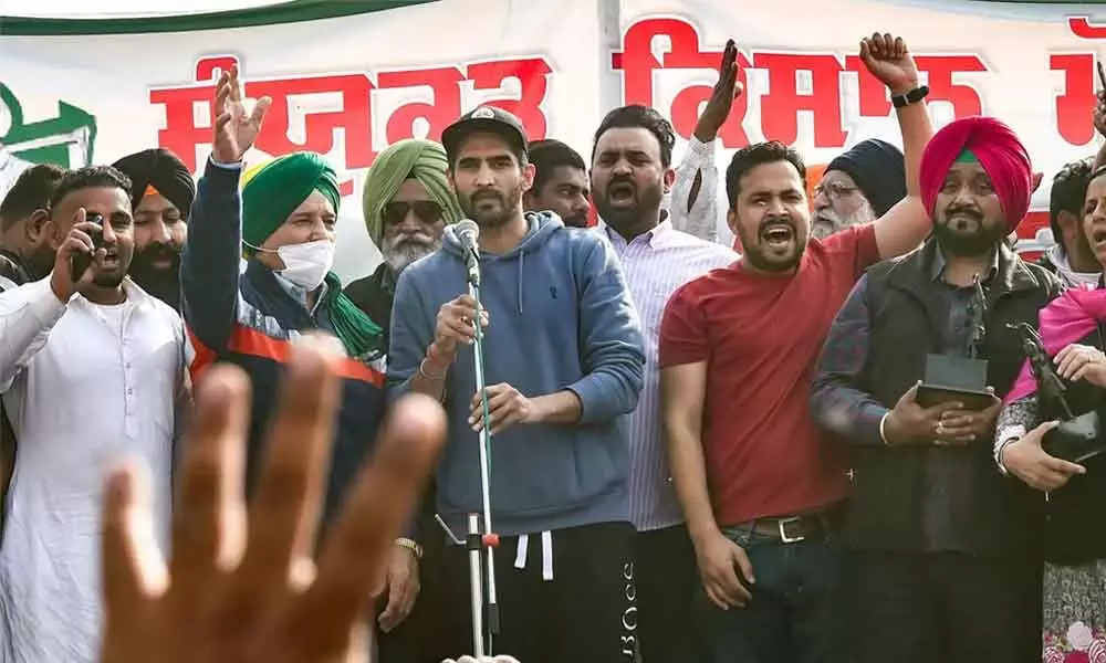 Boxer Vijender Singh with Arjuna and Dronacharya awardee sportspersons joins farmers ongoing Delhi Chalo protest march against the new farm laws, at Singhu border