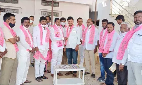 Congress leaders join TRS