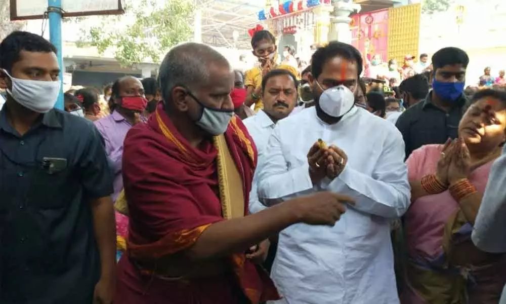 Assembly Speaker Tammineni Sitaram and his wife performing puja to Lord Mallikarjuna Swamy at Bramaramba Sametha Mallikarjuna Swamy temple at Pedakakani on the occasion of  Karthika Somavaram