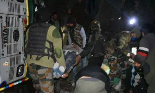Army rescues 5 injured in accident on Jammu-Srinagar highway Army rescues 5 injured in accident on Jammu-Srinagar highway