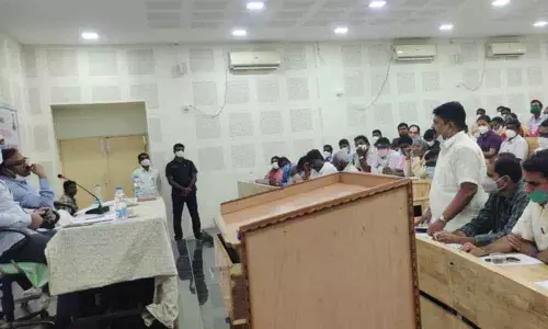 APGEA Prakasam district president Vinukonda Rajarao complaining on network hospitals in the EHS meeting in Ongole on Monday