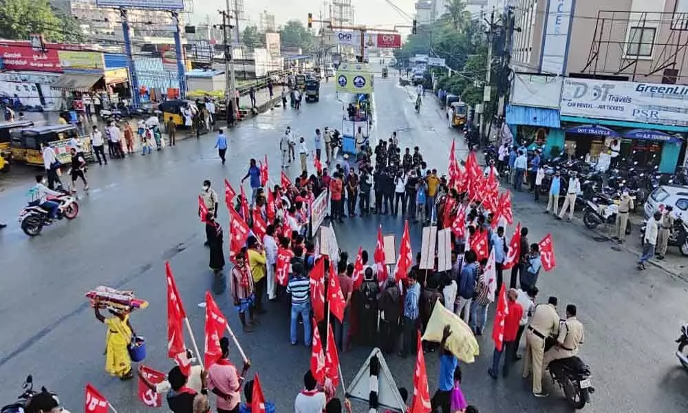 Bharath Bandh gets mixed response at Vijayawada and Guntur, CPI stages protests