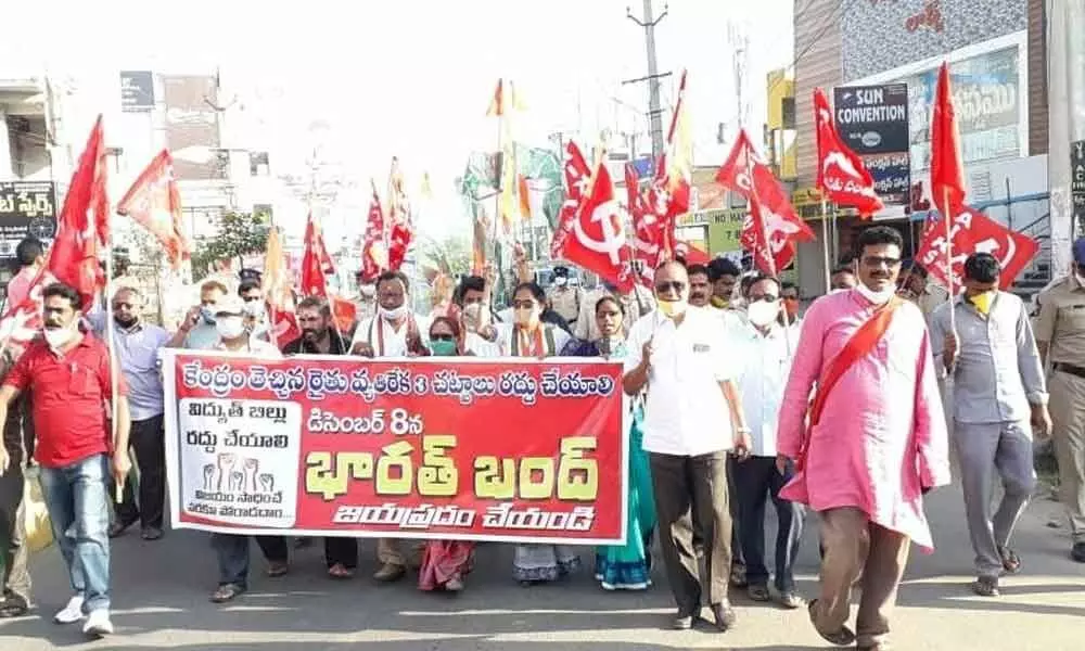 Activists of the Left parties and representatives of trade unions participating in a rally in Srikakulam on Tuesday to express solidarity with the agitating farmers