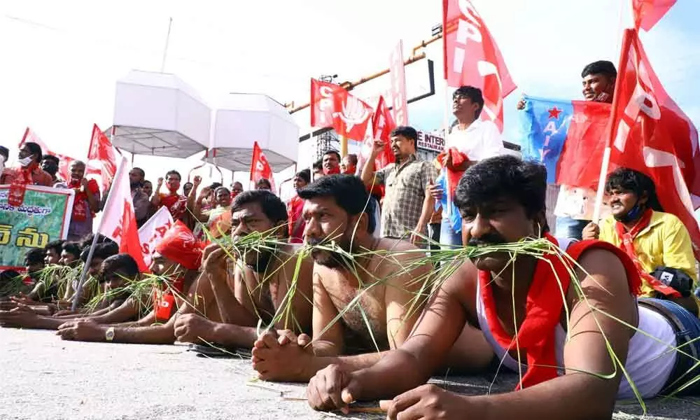 Activists of the Left parties staging a novel protest as part of Bharat bandh in Tirupati on Tuesday