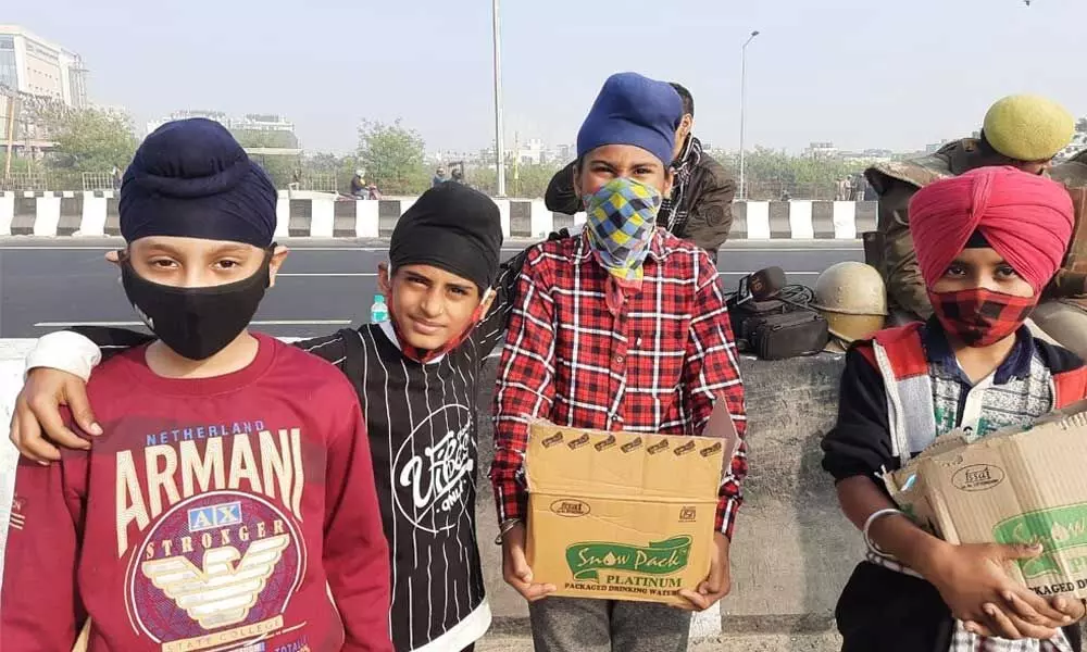 Sikh teens offer water, food to protesters, cops