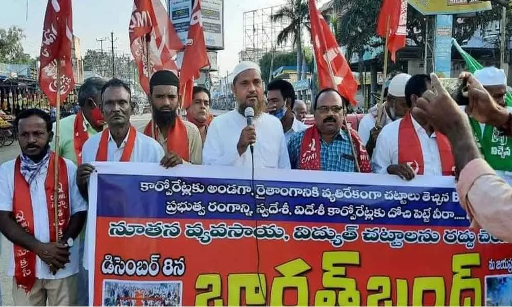 Activists of the Left parties and Congress taking out rallies in Kurnool on Tuesday expressing solidarity with the agitating farmers