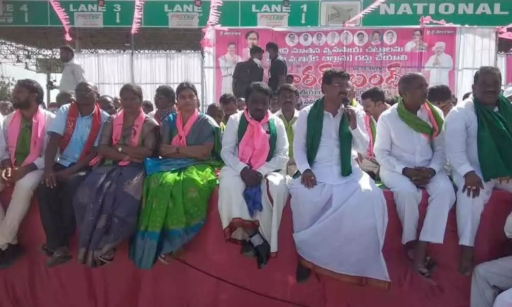 Agriculture Minister Singireddy Niranjan Reddy addressing the media on Bharat Bandh at Pulluru toll plaza on NH 44 in Alampur on Tuesday