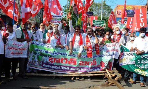 CPM state Secretary P Madhu , CPI state Secretary K Ramakrishna, former Minister Vadde Sobhanadreeswara Rao, City Congress president Naraharisetty Narasimha Rao and farmers association leaders staging a protest during Bharat Bandh at Lenin Centre in Vijayawada on Tuesday 	Photo: Ch Venkata Mastan