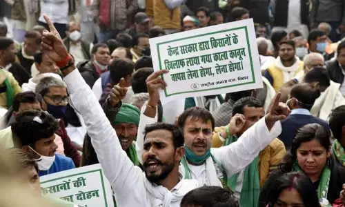 25 protesters escape death on rail tracks