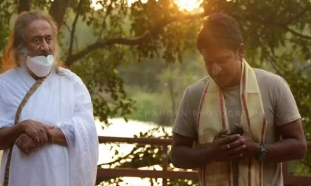 Puneeth Rajkumar Meets Sri Sri Ravishankar