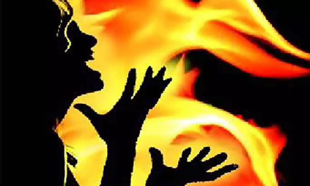 Woman sets herself afire in Delhi Park, suffers severe burns