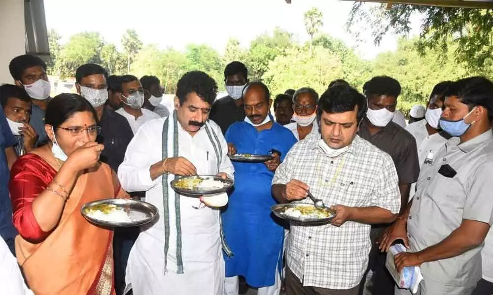 Flanked by MLA Karanam Dharmasree and Anakapalle MP B Satyavati, District Collector V Vinay Chand having midday meals at ZP School in Visakhapatnam on Friday