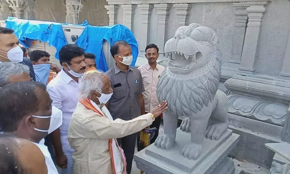 Himachal Pradesh Governor Bandaru Dattatreya visits Yadadri temple