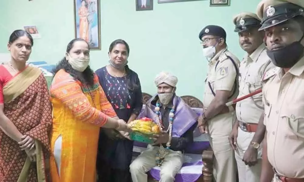 Manu Kumar being felicitated by police officials