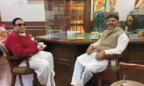 DKS meets Ibrahim, tries to convince him not to leave Congress