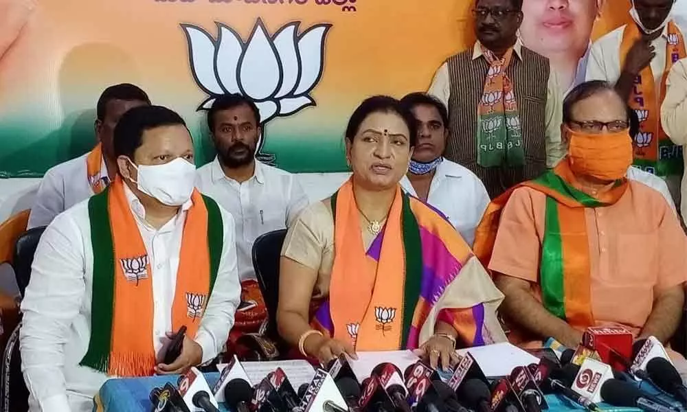 BJP national vice-president DK Aruna addressing the media at party office in Mahbubnagar on Monday
