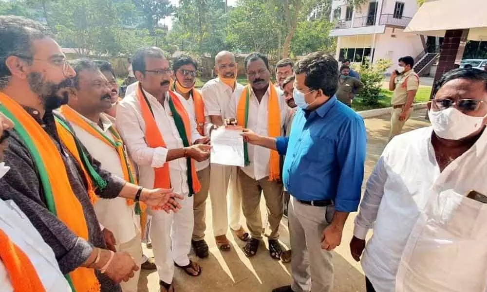 BJP district president Koneru Satyanarayana and leaders submitting a memorandum to DRO Ashok Chakravarthy in Kothagudem on Monday