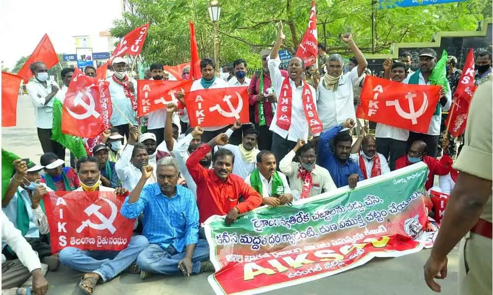 The activists of All India Kisan Sangharsh Coordination Committee staging a protest in Warangal on Monday