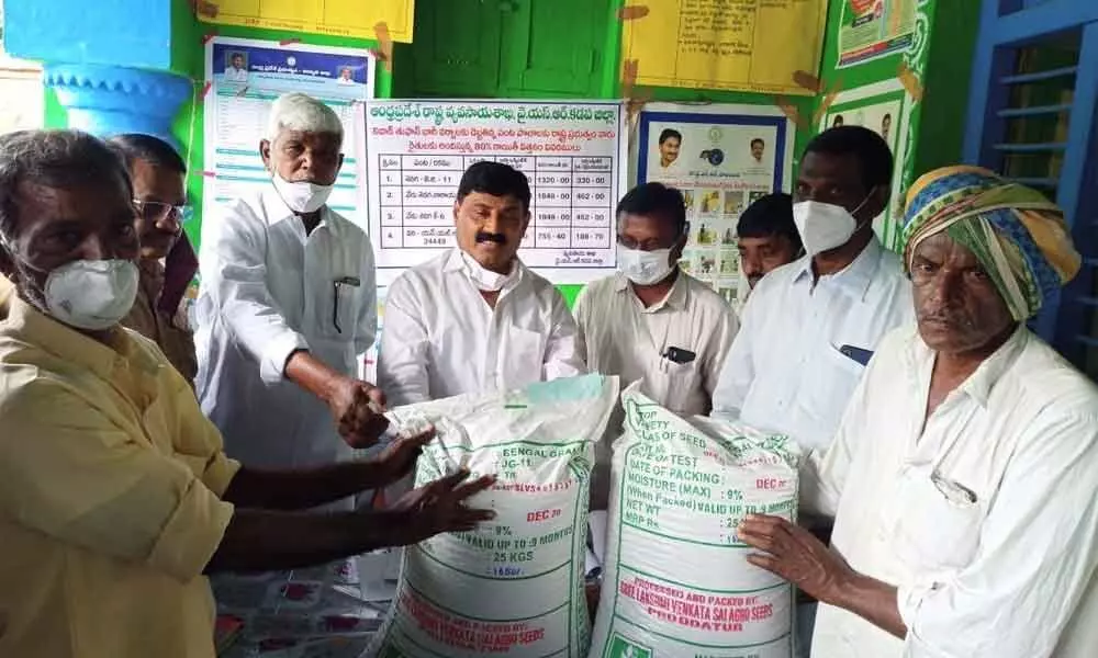 Kamalapuram MLA P Ravindranath Reddy distributing seeds to farmers at the Rythu Bharosa Centre at Pendlimarri in Kadapa district on Monday