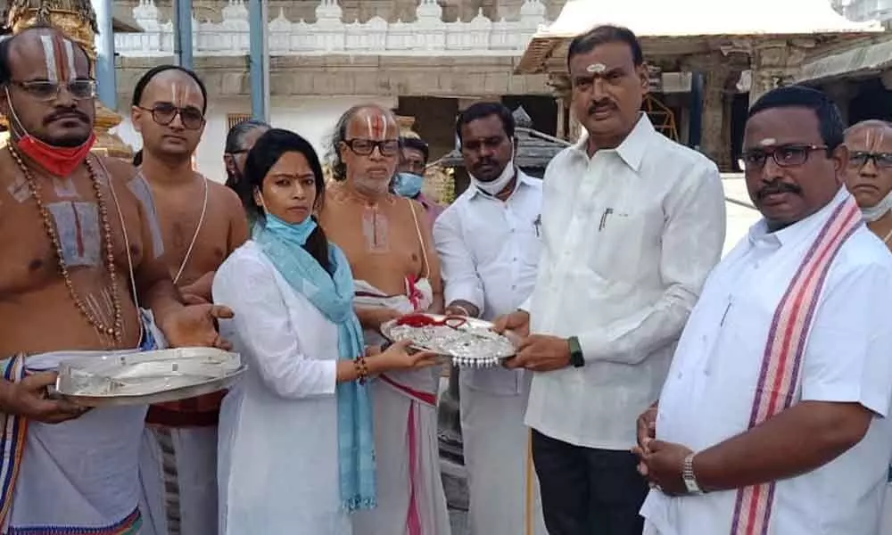 A devotee offering Pasuramala jewel to Sri Govindaraja Swamy temple in Tirupati on Monday