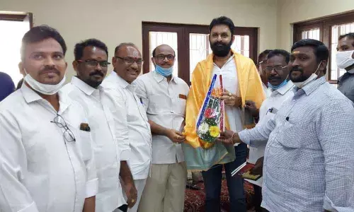 Nayee Brahmana Sangham leaders presents bouquet to Civil Supplies Minister Kodali Nani in Gudivada on Monday