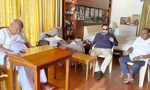 Congress leader meets JD(S) patriarch after invite from party