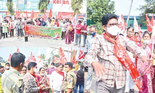 Left parties’ workers staging dharna at Reliance Mart in Rajamahendravaram on Monday