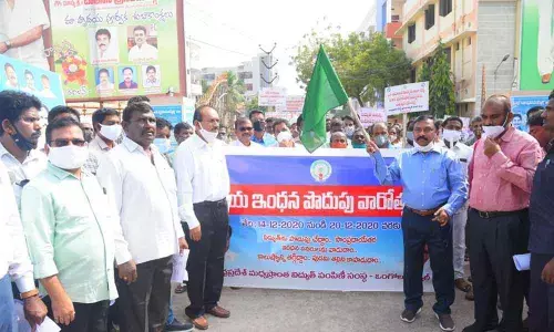 Prakasam district Collector Dr Pola Bhaskara flagging off an awareness rally as part of the Energy Conservation Week observation in Ongole on Monday