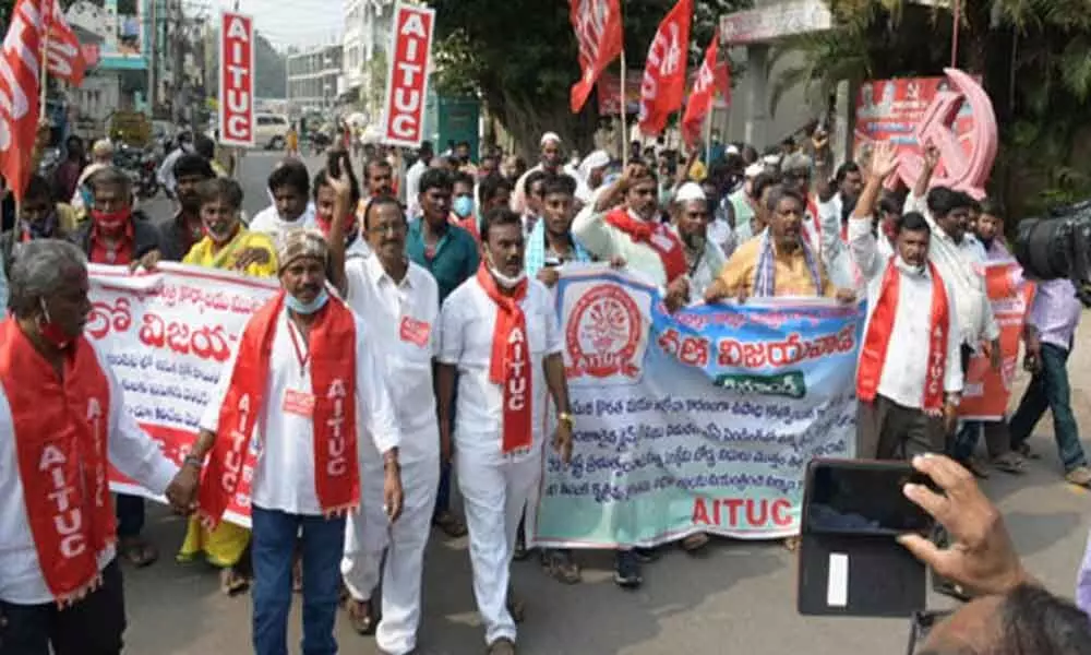 Tension erupts in Amaravati as police blocks construction labourers protest