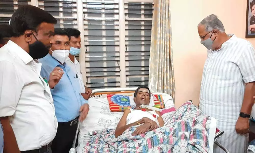 Minister visits teacher on death bed, promises all help to wife