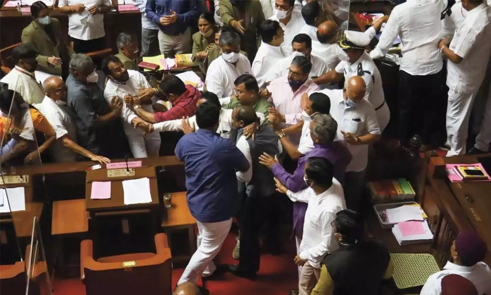 Chaos in Council as Cong, BJP wrestle to occupy chair