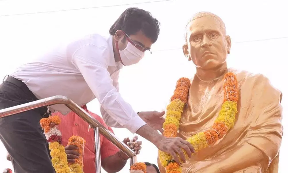 District Collector D Muralidhar Reddy paying tributes to ‘Amarajeevi’ Potti Sreeramulu on the occasion of his death anniversary in Kakinada on Tuesday