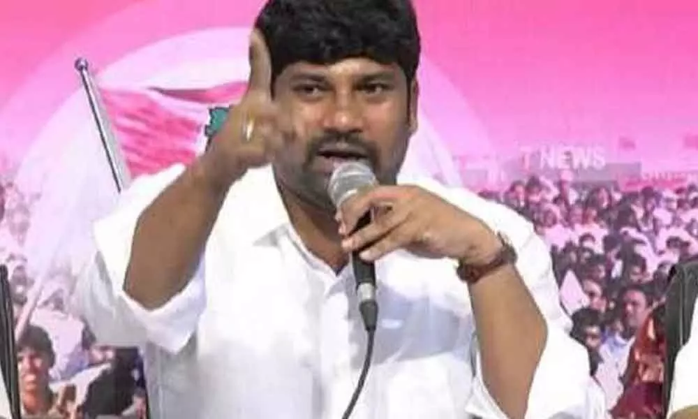 Balka Suman slams BJP chief for KCR jibe