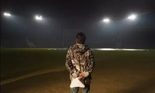 Shahid Kapoor And Mrunal Thakur Celebrate The ‘Jersey’ Wrap Cutting A ‘Cricket Bat’ Shaped Cake