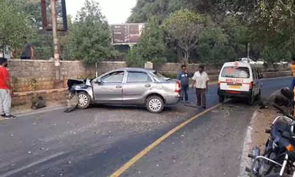 One injured in road accident in Banjara Hills