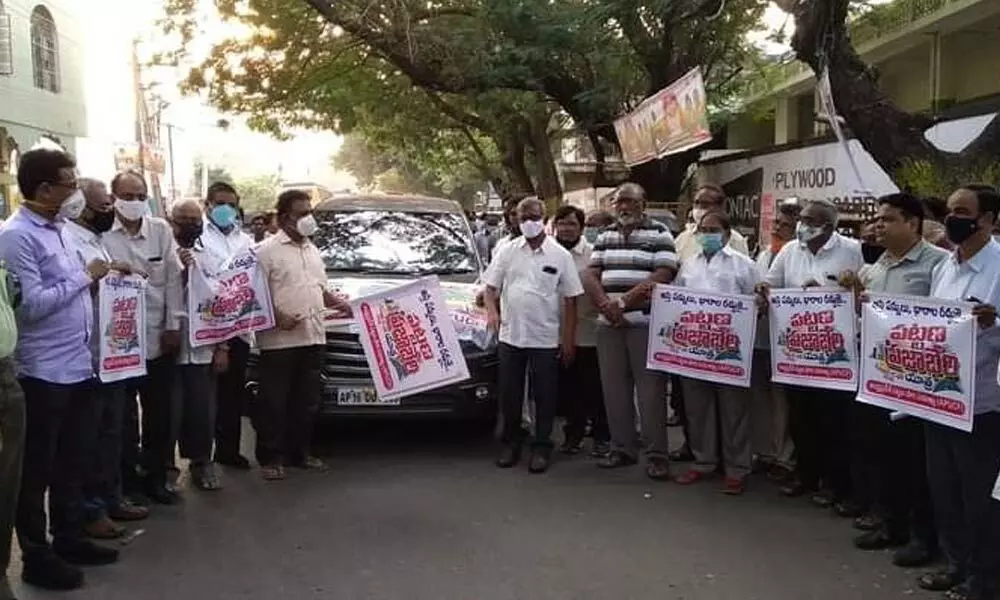 Andhra Pradesh Urban Citizens Federation launching Pattana Praja Bheri Yatra