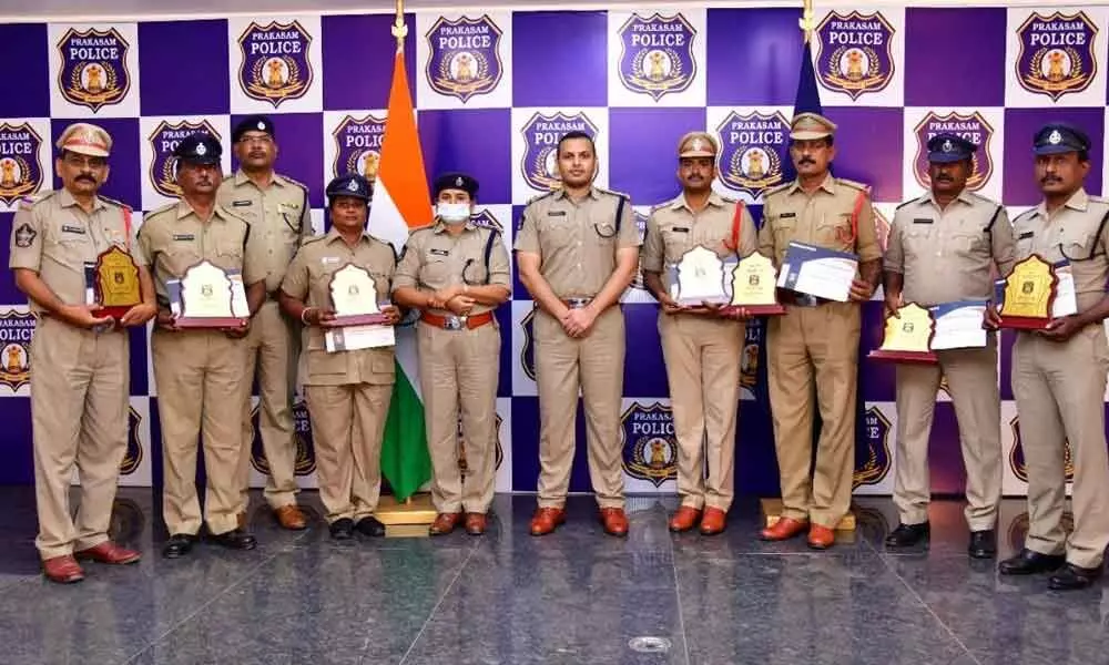 Prakasam SP Siddharth Kaushal with the best JIOs from each sub division and the best mentor in Ongole