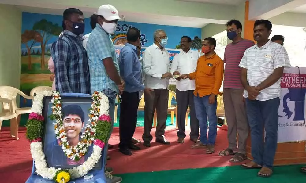 Komatireddy Prathik Foundation CEO MV Gona Reddy distributing Rs 3,000 cash to a private teacher at a programme at a private school in Nalgonda on Sunday