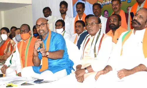 Nizamabad BJP Lok Sabha member Dharmapuri Aravind addressing a press conference in Hanamkonda on Sunday