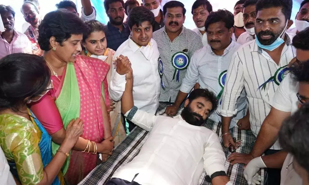 MP Margani Bharat Ram donating blood in Rajamahendravaram on Monday