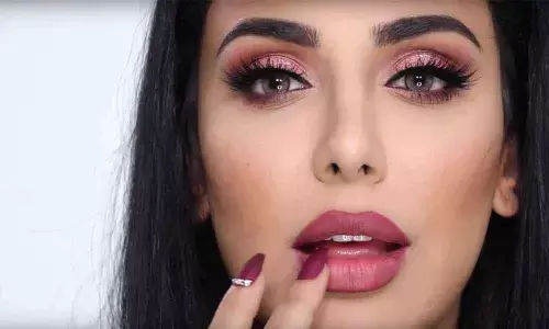 How to apply lipstick flawlessly?