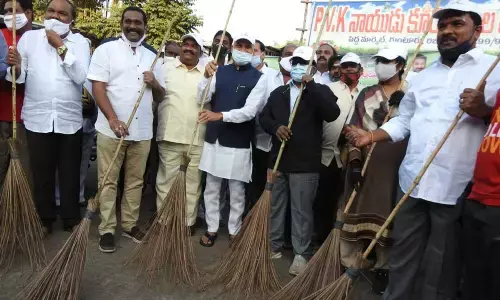 Collector I Samuel Anand Kumar, MP Alla Ayodhya Rami Reddy, MLA Maddali Giri, Guntur Mirchi Yard Chairman Chandragiri Yesu Ranam cleaning the roads at PVK Naidu Market in the special sanitation programme