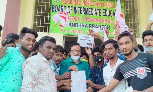 SFI Prakasam district unit leaders presenting meorandum to RIO Subbarao at his office in Ongole on Tuesday